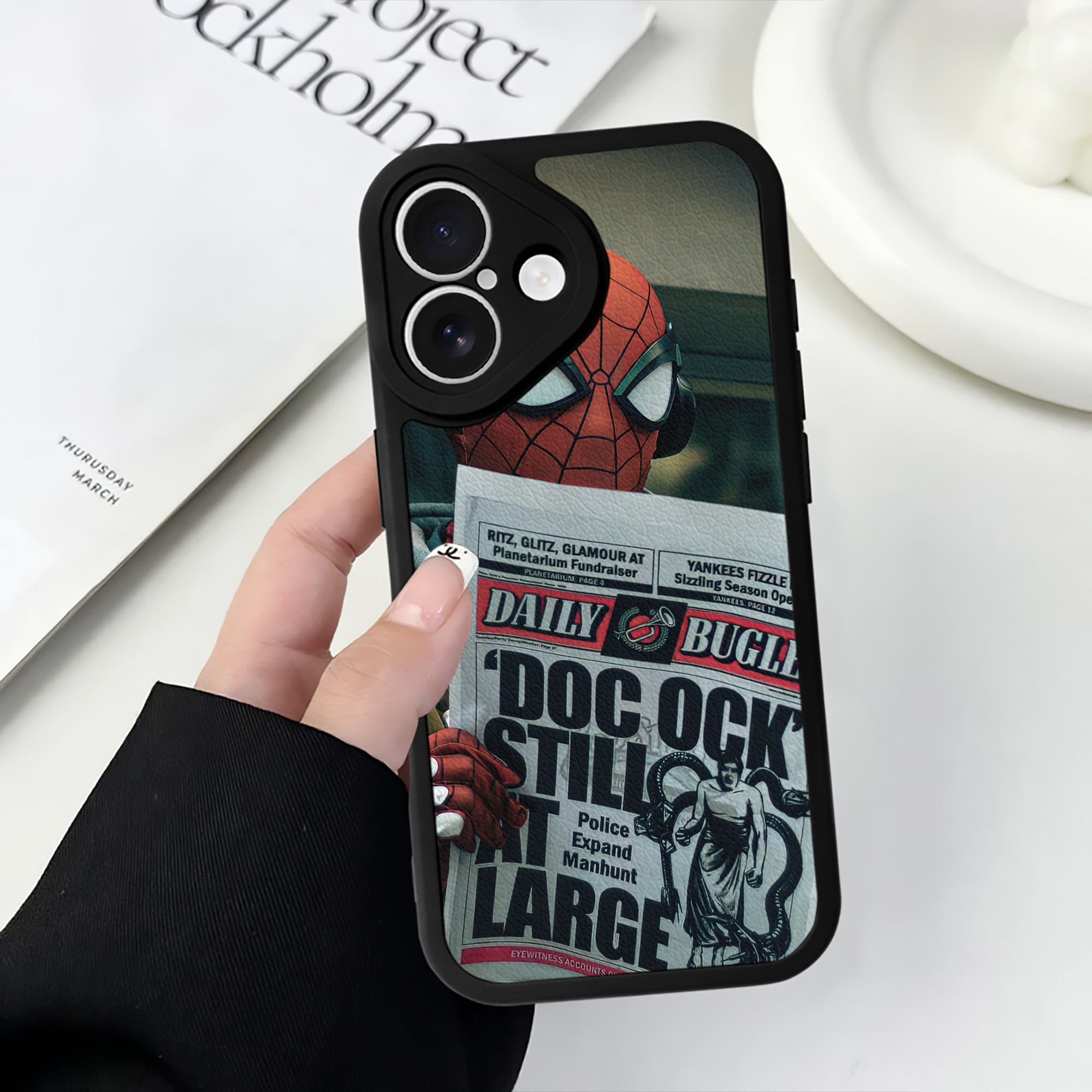 Spider Man スパイダーマン 【iPhone 16シリーズ対応】シリコンスマホケース（レザー調） 材質：シリコン